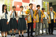 飯塚市長（左から４人目）と出雲農林高生と原校長（右端）＝７日、出雲市今市町の出雲市役所