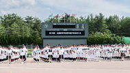 〈写真：開会式で各校のプラカードを先頭に整列する出場選手たち＝11日、出雲市大社町の県立浜山公園野球場〉