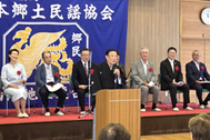 〈写真：発会式であいさつする■川会長＝12日、出雲市小山町の四絡コミュニティセンター〉