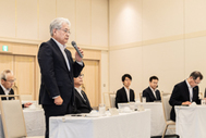 〈写真:会議であいさつする一畑電気鉄道の足達明彦社長＝松江市千鳥町のホテル一畑〉