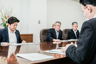 〈写真：丸山知事と意見交換する上定会長（左）と池田会長＝15日、松江市殿町の県庁〉