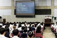 〈写真：研究成果を発表する県立出雲高校の研究グループ＝16日、松江市学園南のくにびきメッセ〉
