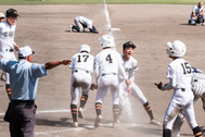 逆転サヨナラを喜ぶ島根中央の選手ら＝24日、県立浜山公園野球場