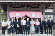 〈写真：式典後、出席者による記念撮影が玄関前で行われた＝１日、大田市大森町の石見銀山資料館〉
