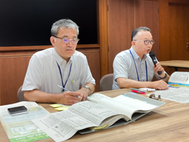〈写真：全国学力調査の結果について説明する県教委担当者＝３日、松江市殿町の島根県庁〉