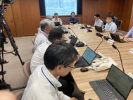 県渇水対策関係課長会議で今後の気象見通しについて説明する松江地方気象台の担当者＝７日、松江市殿町の県庁