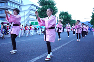 〈写真：　今年の「出雲盆踊り」には団体、企業などから約４００人が参加した＝８日、出雲市今市町のくにびき中央通り〉　
