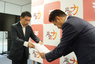 〈写真：飯塚市長（右）に答申書を手渡す奥谷委員長＝10日、出雲市今市町の出雲市役所〉