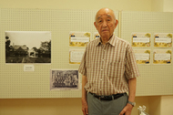 展示の前に立つ藤岡大拙さん＝９日、出雲市佐田町反辺のスサノオホール