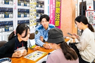 〈写真：特殊詐欺対策アプリの導入方法を教わる来局者＝14日、出雲市駅南町の出雲郵便局〉