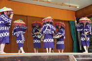 〈写真：奉納された念仏踊り=15日、出雲市佐田町須佐の須佐神社〉