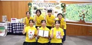 〈写真：飯南高校ＪＲＣ部の部員と顧問の片岡初美教諭（後列右端）＝17日、飯南町役場〉