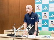 〈写真：本年産米概算金について説明する竹下組合長＝24日、松江市殿町のＪＡしまね本店〉