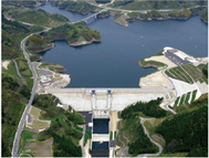 〈写真：水力発電所が建設される尾原ダム＝雲南市木次町〉