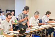 〈写真：事業実績などについて説明する遠藤次長＝24日、松江市千鳥町のホテル白鳥〉
