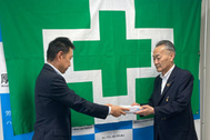労災事故防止に向けた報告書を中村局長に提出する平塚支部長（右）＝28日、松江市向島町の島根労働局