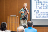 〈写真：コンパッション・コミュニティの考え方を説明する竹之内裕文氏＝29日、出雲市役所くにびき大ホール〉