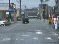 〈写真：断続的な大雨により、出雲市内各地で、冠水、倒木などが確認された＝30日午前９時30分ごろ、出雲市今市町の出雲市立中央保育所・幼稚園付近〉