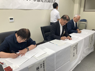 〈写真：連携協定に調印する（左から）岡本大阪教育大学長、井手県教育長、山下県立大理事長＝２日、松江市殿町の県教育庁〉