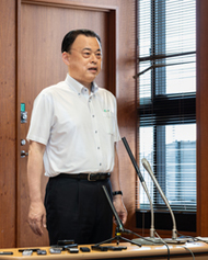 膀胱がんの治療経過や今後の公務について説明する丸山達也知事＝４日、松江市殿町の島根県庁
