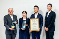 〈写真：受賞報告の後、石原副知事を囲んで記念写真に納まる安部社長（右から２人目）ら＝８日、松江市殿町の県庁〉