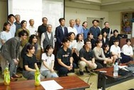 〈写真：記念撮影を行う参加者＝６日、出雲市今市町の今市コミュニティセンター〉 　