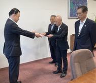 要望書を丸山知事に提出する竹下組合長（右側中央）＝11日、松江市殿町の県庁