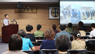 〈写真：松江赤十字病院の立脇晋平総務課主任が災害時の病院の役割などをテーマに講演した＝９日、雲南市大東町の市立病院管理棟４階大会議室〉