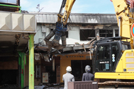 〈写真：重機による解体作業が始まった火災現場＝24日、出雲市今市町〉