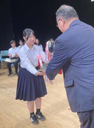 嶋田隆県中央児童相談所長から県知事賞杯を贈られる市山さん＝25日、安来市飯島町のアルテピア