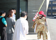 「あくまんばらーい」と青竹を振り上げ商売繁盛を祈念する番内（右）＝２日、出雲市今市町の島根日日新聞社
