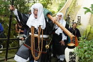 〈写真：石段を一歩一歩登っていく弁慶。今年は稲田準さんに大役が回ってきた＝４日、出雲市別所町の鰐淵寺〉