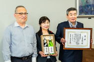 〈写真：右から小島杜氏、石原副知事、長谷川社長＝５日、島根県庁〉