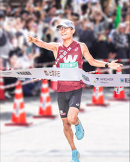 〈写真：ゴールテープを切る早稲田大のアンカー工藤慎作選手＝12日、出雲市矢野町の出雲ドーム前〉