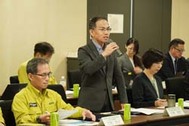 〈写真：開会のあいさつを行う環境省稀少種保全推進室の北橋義明室長＝14日、出雲市今市町の出雲市役所〉