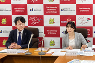 〈写真：記者会見に臨む岩田副学長（左）ら＝15日、松江市浜乃木の県立大松江キャンパス〉　