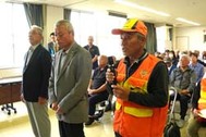 〈写真：決意表明を行う３地区の「サル追い払い隊」の代表＝16日、出雲市多伎町多伎コミュニティセンター〉