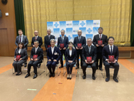 〈写真：表彰式で記念写真に納まる関係者ら＝21日、松江市殿町の島根県庁〉