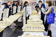 〈写真：出品された加工品を審査する関係者ら＝22日、ＪＡしまね雲南地区本部〉