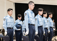 〈写真：殉職した先輩たちに黙とうをささげる初任科生＝29日、松江市西浜佐陀町の県警察学校〉