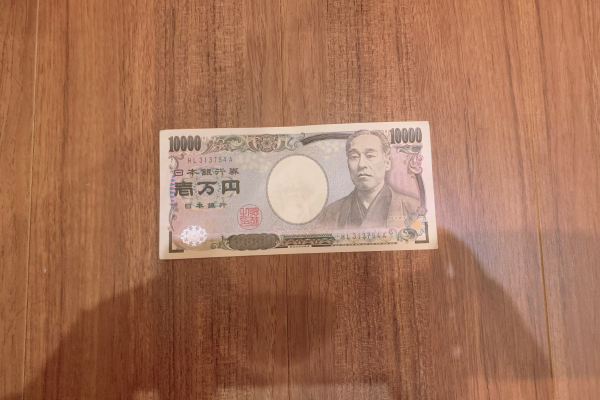 1万円札が床に置かれている画像