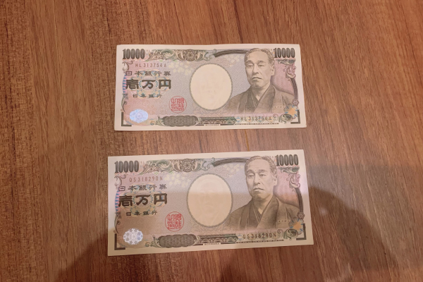 2万円分のお札が床に置いてある画像